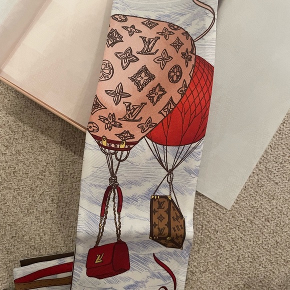 Louis Vuitton bandeau scarf - new in box! - Picture 9 of 9